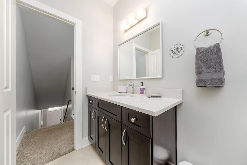 Stadiumview Villa: Pet-Friendly 4BR with City Vistas Pittsburgh Exterior photo