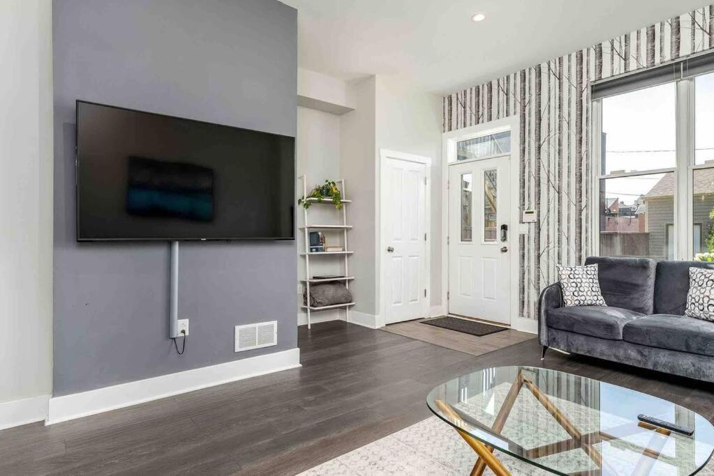 Stadiumview Villa: Pet-Friendly 4BR with City Vistas Pittsburgh Exterior photo