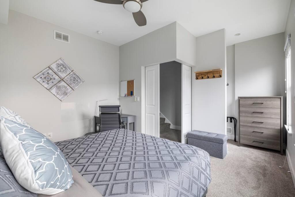 Stadiumview Villa: Pet-Friendly 4BR with City Vistas Pittsburgh Exterior photo