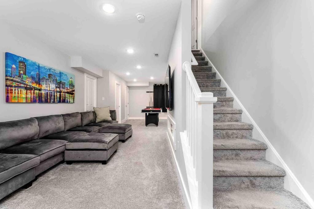 Stadiumview Villa: Pet-Friendly 4BR with City Vistas Pittsburgh Exterior photo
