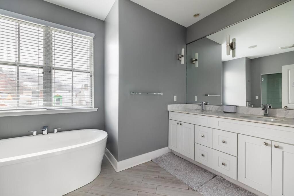 Stadiumview Villa: Pet-Friendly 4BR with City Vistas Pittsburgh Exterior photo